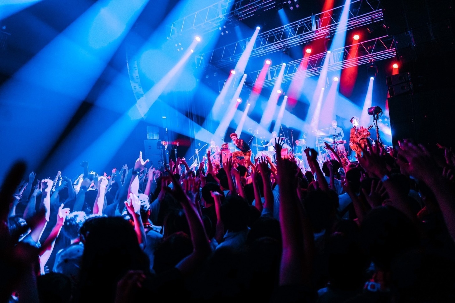 「OKAMOTO'S 15th Anniversary FORTY SEVEN LIVE TOUR -RETURNS-」初日公演の様子。（Photo by Goku Noguchi）