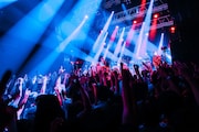 「OKAMOTO'S 15th Anniversary FORTY SEVEN LIVE TOUR -RETURNS-」初日公演の様子。(Photo by Goku Noguchi)