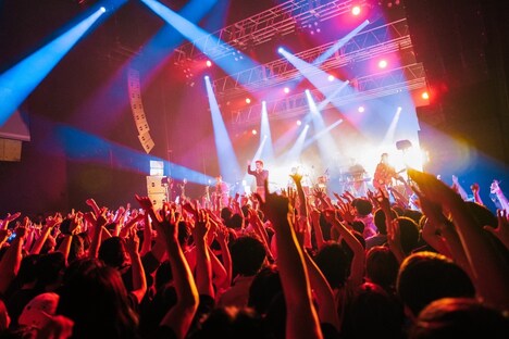 「OKAMOTO'S 15th Anniversary FORTY SEVEN LIVE TOUR -RETURNS-」初日公演の様子。(Photo by Goku Noguchi)