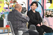 人気画像9位は「松本潤『A-Studio＋』でひさびさテレビ出演、藤ヶ谷太輔との思い出や今後の展望語る」より、左から笑福亭鶴瓶、松本潤。(c)TBS