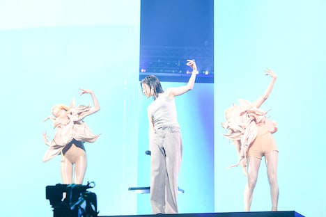 アオイツキと踊る宇多田ヒカル。（撮影：岸田哲平 / TEPPEI KISHIDA）