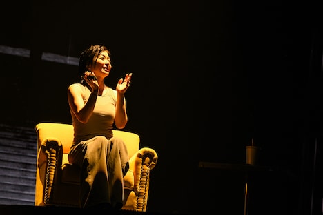 黄色いソファに座る宇多田ヒカル。（撮影：岸田哲平 / TEPPEI KISHIDA）