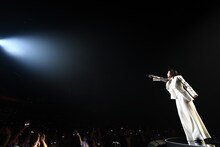 客席にマイクを向ける宇多田ヒカル。（撮影：岸田哲平 / TEPPEI KISHIDA）