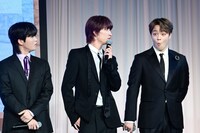 大規模なかくれんぼを提案する金城碧海（中央）と驚く鶴房汐恩（右）。