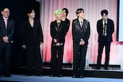 会見の様子。