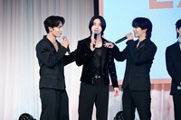 またしてもジャケットを脱ごうとする佐藤景瑚（中央）を止める與那城奨（左）と大平祥生（右）。