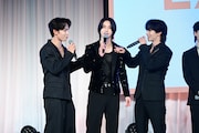 またしてもジャケットを脱ごうとする佐藤景瑚(中央)を止める與那城奨(左)と大平祥生(右)。