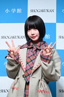 ピースをするあの。