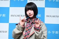 メロイックサインをダブルで披露するあの。