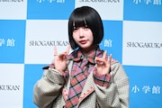 メロイックサインをダブルで披露するあの。