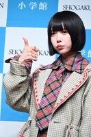 サムズアップをするあの。