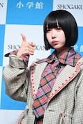 サムズアップをするあの。