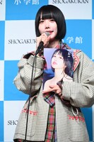 記者からの質問に答えるあの。