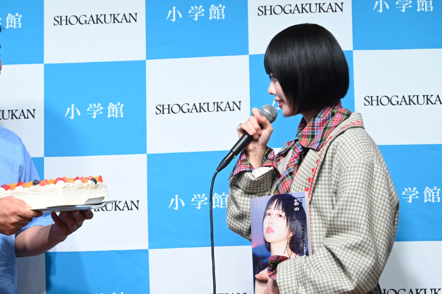 サプライズでケーキをもらい顔がこわばるあの。