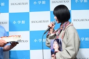 サプライズでケーキをもらい顔がこわばるあの。
