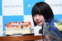 ケーキとのフォトセッションに応じるあの。