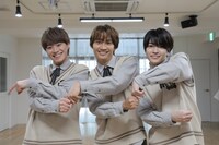 踊る大橋和也（左）、藤原丈一郎（中央）、西畑大吾（右）。