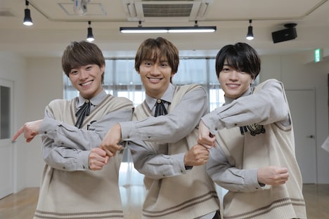 踊る大橋和也（左）、藤原丈一郎（中央）、西畑大吾（右）。