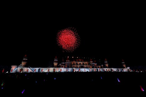 明治神宮野球場の近くに打ち上がった花火。（撮影：鈴木健太［KENTA Inc.］）
