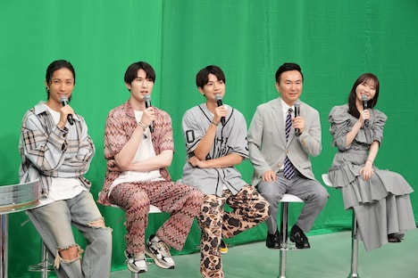 左から田中樹、ジェシー、高地優吾、山内健司、指原莉乃。(c)日本テレビ ※高地優吾の「高」ははしご高が正式表記。
