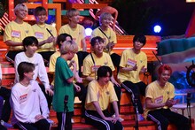 SHOOT（BUDDiiS）の“EBi怪DAN”を聞くメンバー。