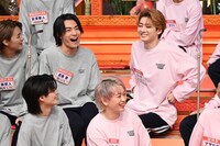 発言するユーキ（中段右 / 超特急）。