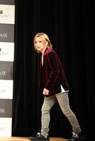 報道陣のカメラの多さに驚きつつ登壇する鬼龍院翔。