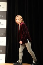 報道陣のカメラの多さに驚きつつ登壇する鬼龍院翔。