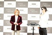左から鬼龍院翔、GACKT。