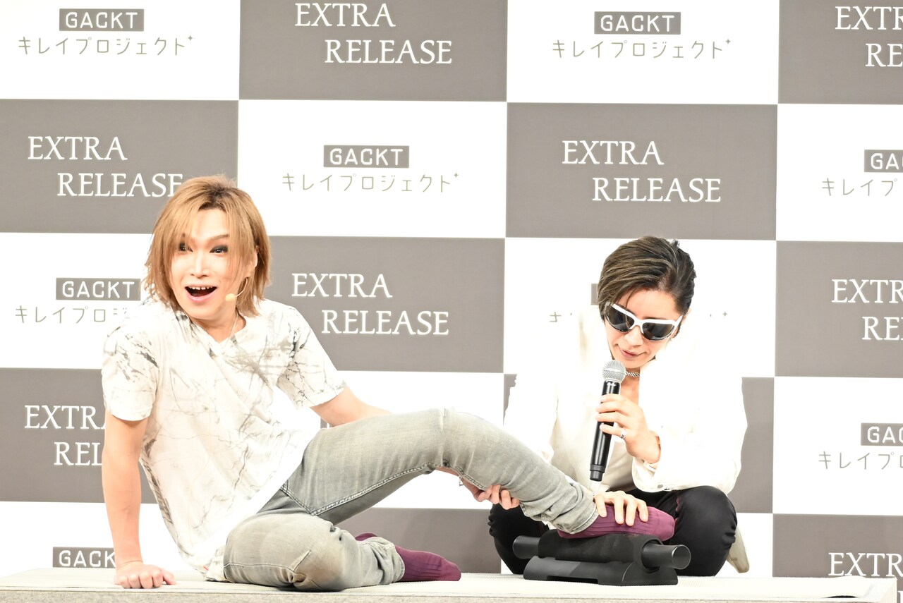 エクストラリリースの効果を説明するGACKT（右）。 [画像ギャラリー 14