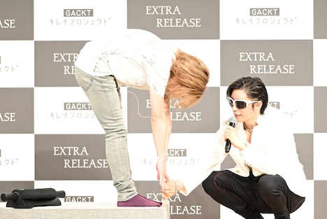 施術前はまったく床に手が届かなかった鬼龍院翔（左）。