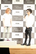 ストレッチ後の感想を語り合う鬼龍院翔（左）とGACKT（右）。