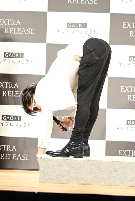 脅威の柔軟性を見せたGACKT。