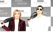 エクストラリリースを手にした鬼龍院翔（左）とGACKT（右）。