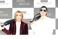 エクストラリリースを手にした鬼龍院翔（左）とGACKT（右）。