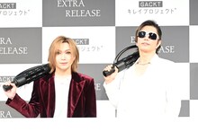 エクストラリリースを手にした鬼龍院翔（左）とGACKT（右）。