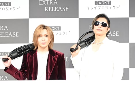エクストラリリースを手にした鬼龍院翔（左）とGACKT（右）。