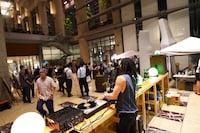 Mr.Disco Kid。「HIGHBALL BAR」でのパフォーマンスの様子。