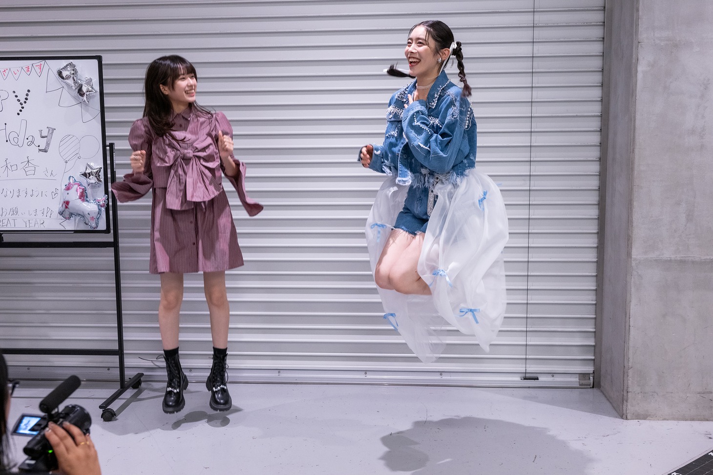 同期メンバーの小久保柚乃（左）が見守る中、本番直前の準備運動をする風見和香（右）。