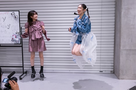 同期メンバーの小久保柚乃(左)が見守る中、本番直前の準備運動をする風見和香(右)。