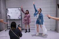 小久保柚乃やスタッフと一緒に円陣を組む風見和香。