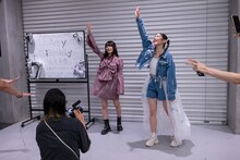 小久保柚乃やスタッフと一緒に円陣を組む風見和香。