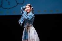 謎のポーズで考え込む風見和香。