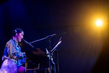 ピアノを演奏しながら歌う風見和香。