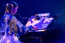 ピアノを演奏する風見和香。