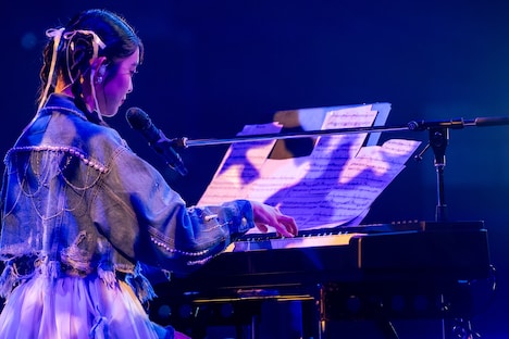 ピアノを演奏する風見和香。