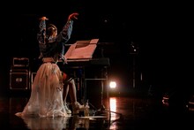 腕を振り回してリラックスする風見和香。