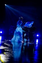 ピアノを演奏しながら歌う風見和香。