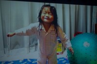 「だっふんだ!!」を決める幼少期の風見和香。