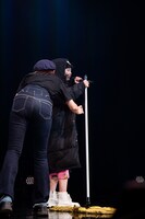 ステージに突然現れた不審者。